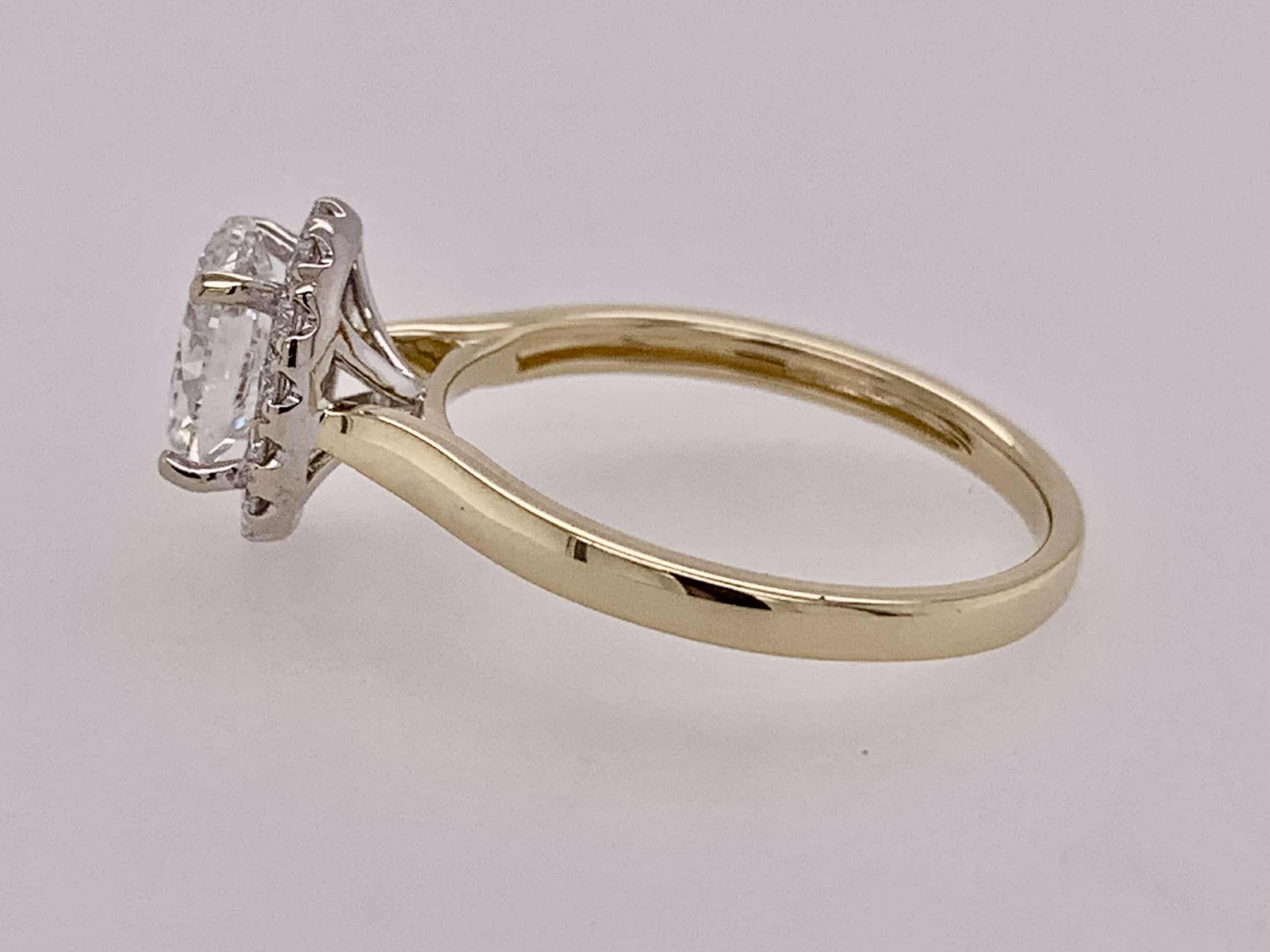 18K Oval Diamond Engagement Ring