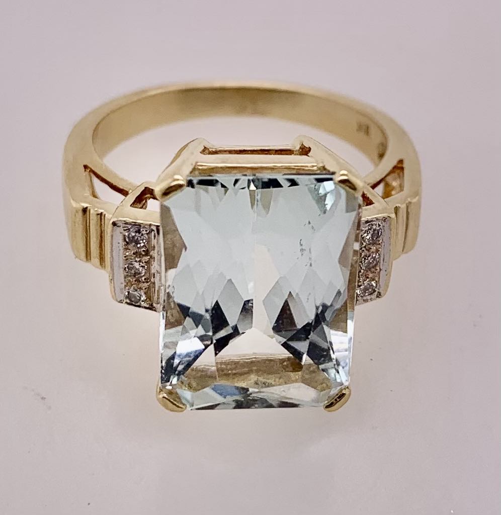 18K Estate Aquamarine Ring