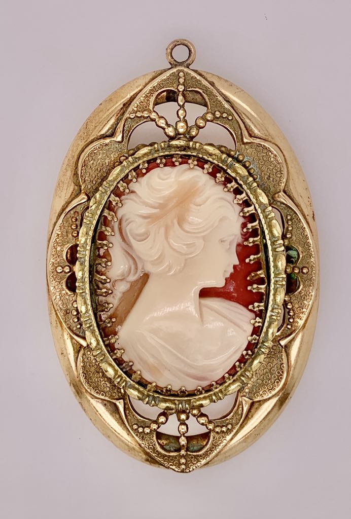 Estate Fashion Cameo Pendant